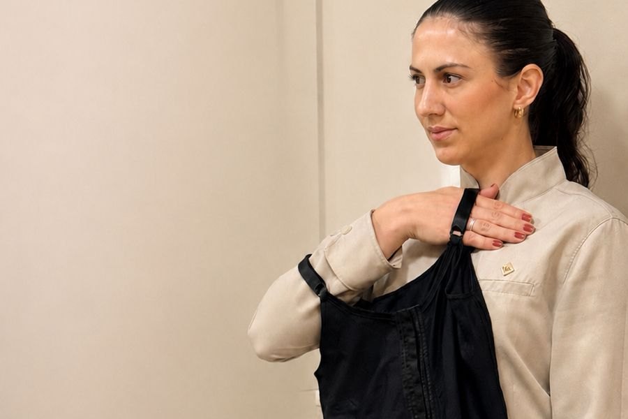 Rosane Zabudovski demonstrando o uso correto da malha compressiva no pós-operatório